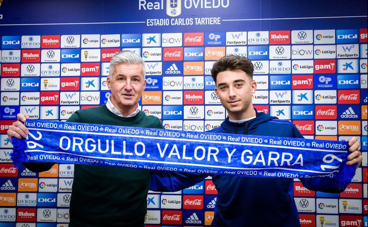 Roberto Suárez y Raúl Moro durante la presentación del jugador. 