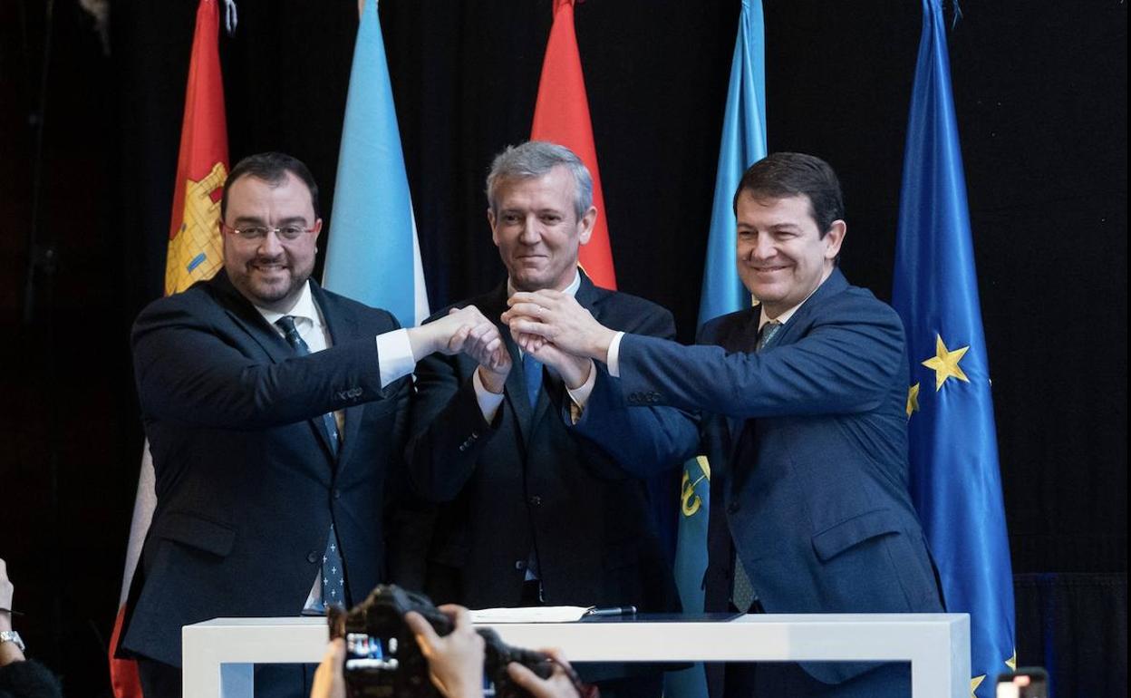 Adrián Barbón, presidente del Principado; Alfonso Rueda, presidente de la Xunta de Galicia y Alfonso Fernández Mañueco, presidente de la Junta de Castilla y León.