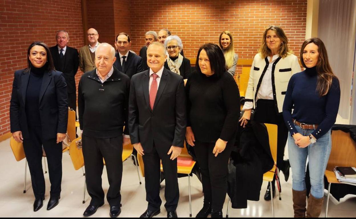 Diego Canga, en el centro de la imagen, en la primera reunión del grupo de la sociedad civil creado por el PP.