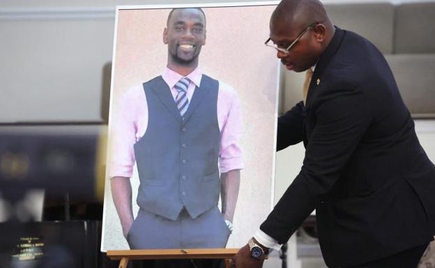 Imagen principal - 1. Colocan una foto de Tyre Nichols antes de una conferencia de prensa este viernes en Memphis. | 2. El abogado de derechos civiles Ben Crump consuela a RowVaughn Wells, madre de Tyre Nichols. | 3. Una foto de Tyre Nichols agonizando en el hospital.