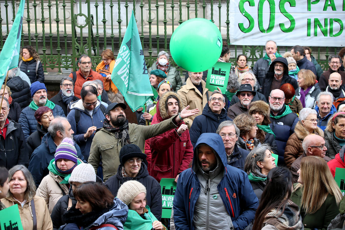 Fotos: Concentración en Oviedo contra el proyecto para la fábrica de La Vega