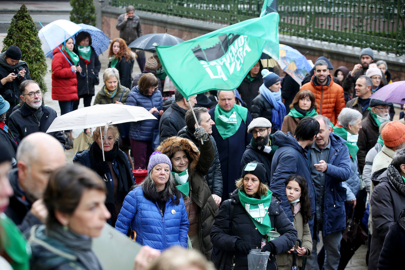 Fotos: Concentración en Oviedo contra el proyecto para la fábrica de La Vega