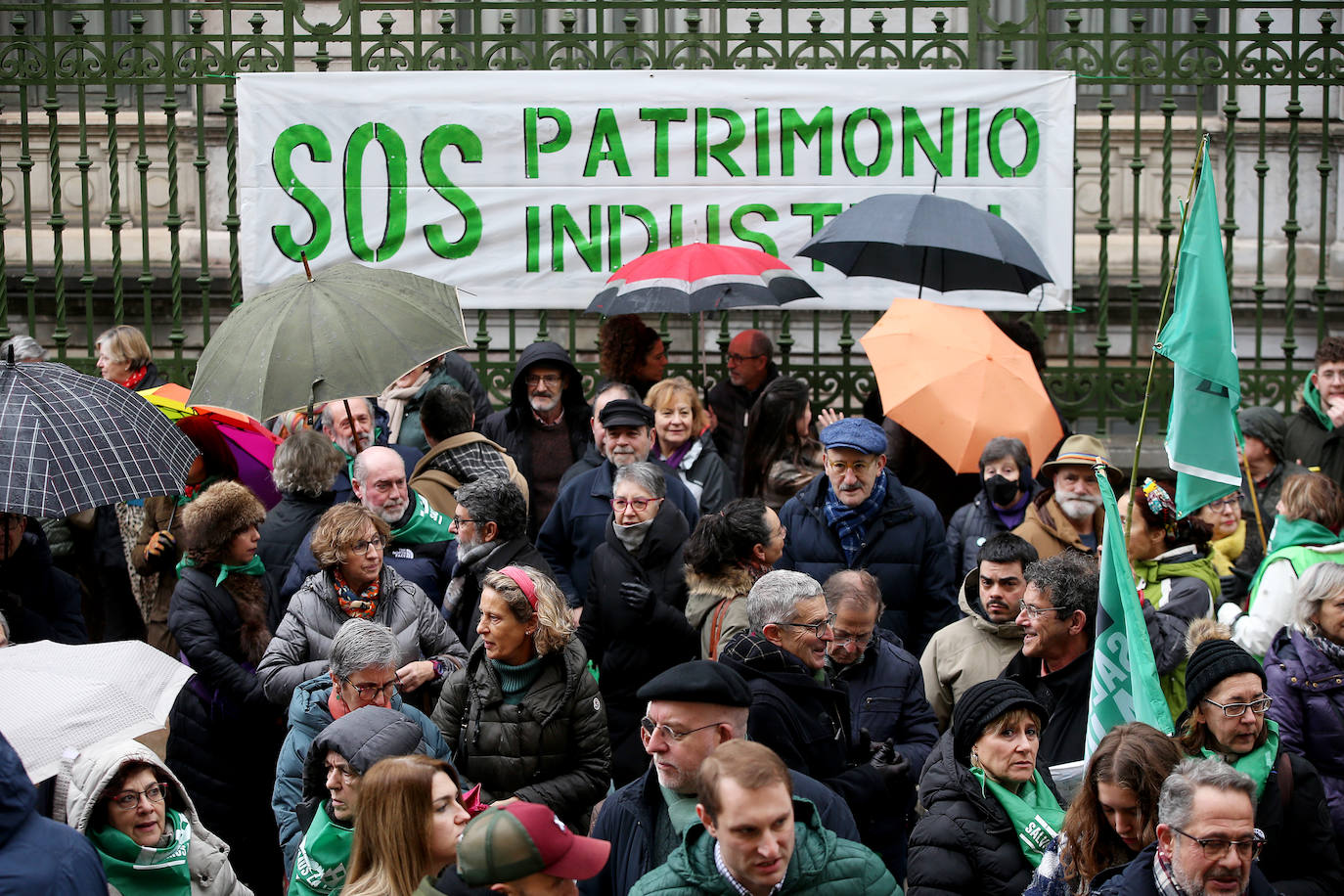 Fotos: Concentración en Oviedo contra el proyecto para la fábrica de La Vega