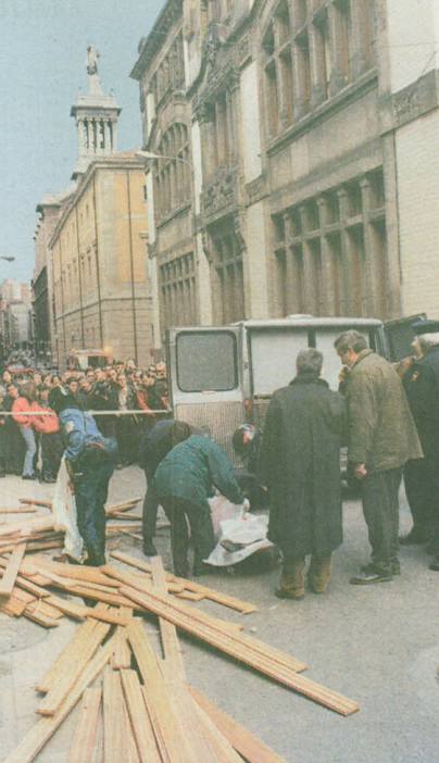 Policías y operarios de la funeraria en el lugar del siniestro.
