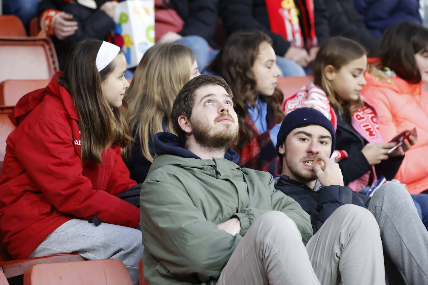 Fotos: ¿Estuviste en el Sporting-Málaga? ¡Búscate en las fotos!