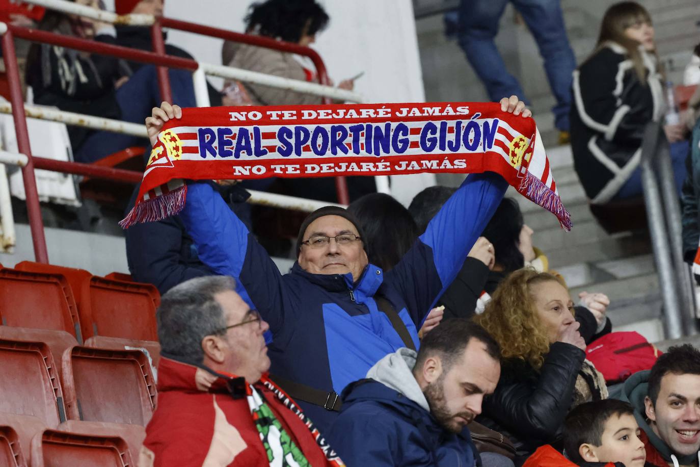 Fotos: ¿Estuviste en el Sporting-Málaga? ¡Búscate en las fotos!