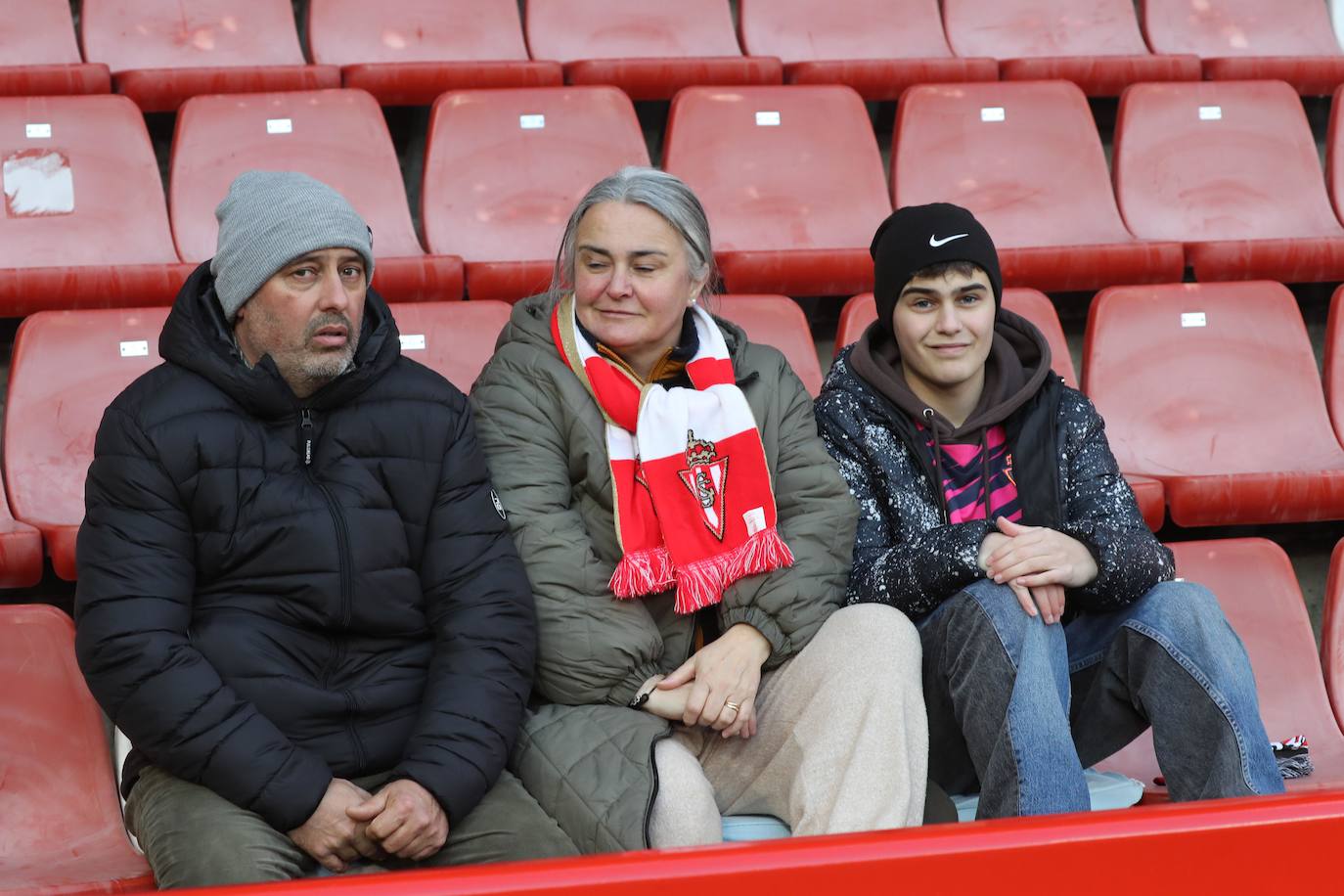 Fotos: ¿Estuviste en el Sporting-Málaga? ¡Búscate en las fotos!