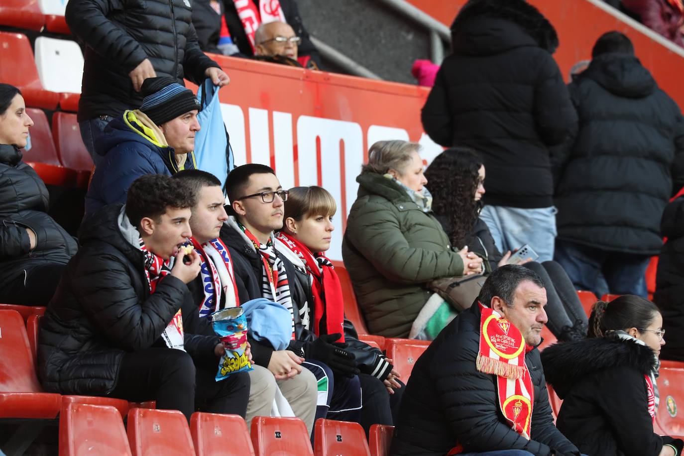 Fotos: ¿Estuviste en el Sporting-Málaga? ¡Búscate en las fotos!