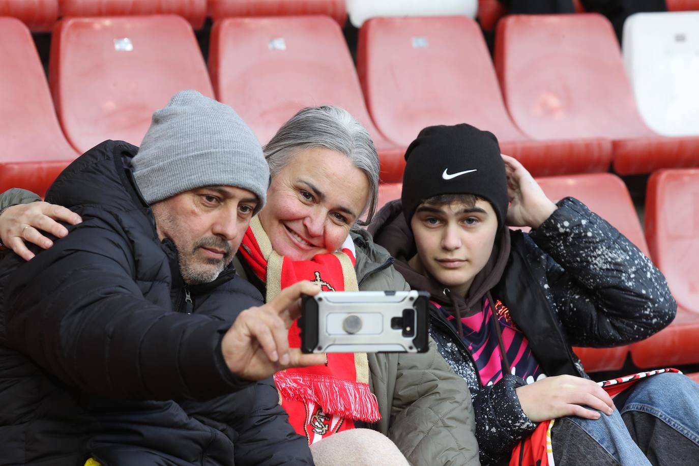 Fotos: ¿Estuviste en el Sporting-Málaga? ¡Búscate en las fotos!