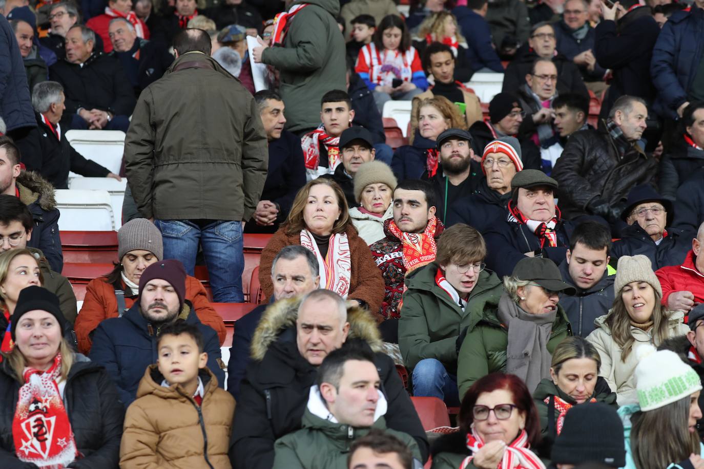 Fotos: ¿Estuviste en el Sporting-Málaga? ¡Búscate en las fotos!