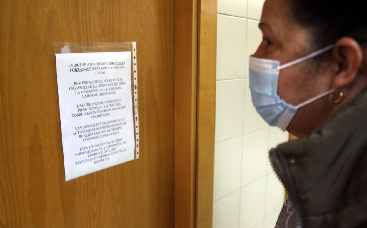 Escrito en el que un médico dice no poder atender «toda la demanda en la jornada laboral ordinaria». 
