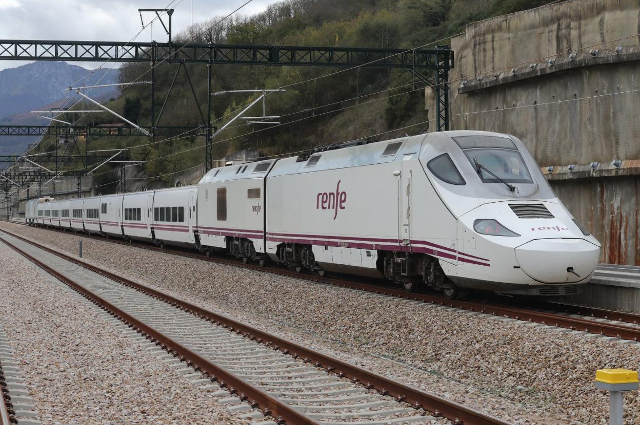 Un tren de alta velocidad realiza el trayecto entre La Robla y Campomanes en uno de los viajes de pruebas de la variante de Pajares. 