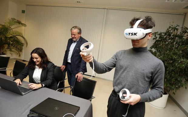 Saúl Castillo ensaya con las gafas en la sede de TSK. 