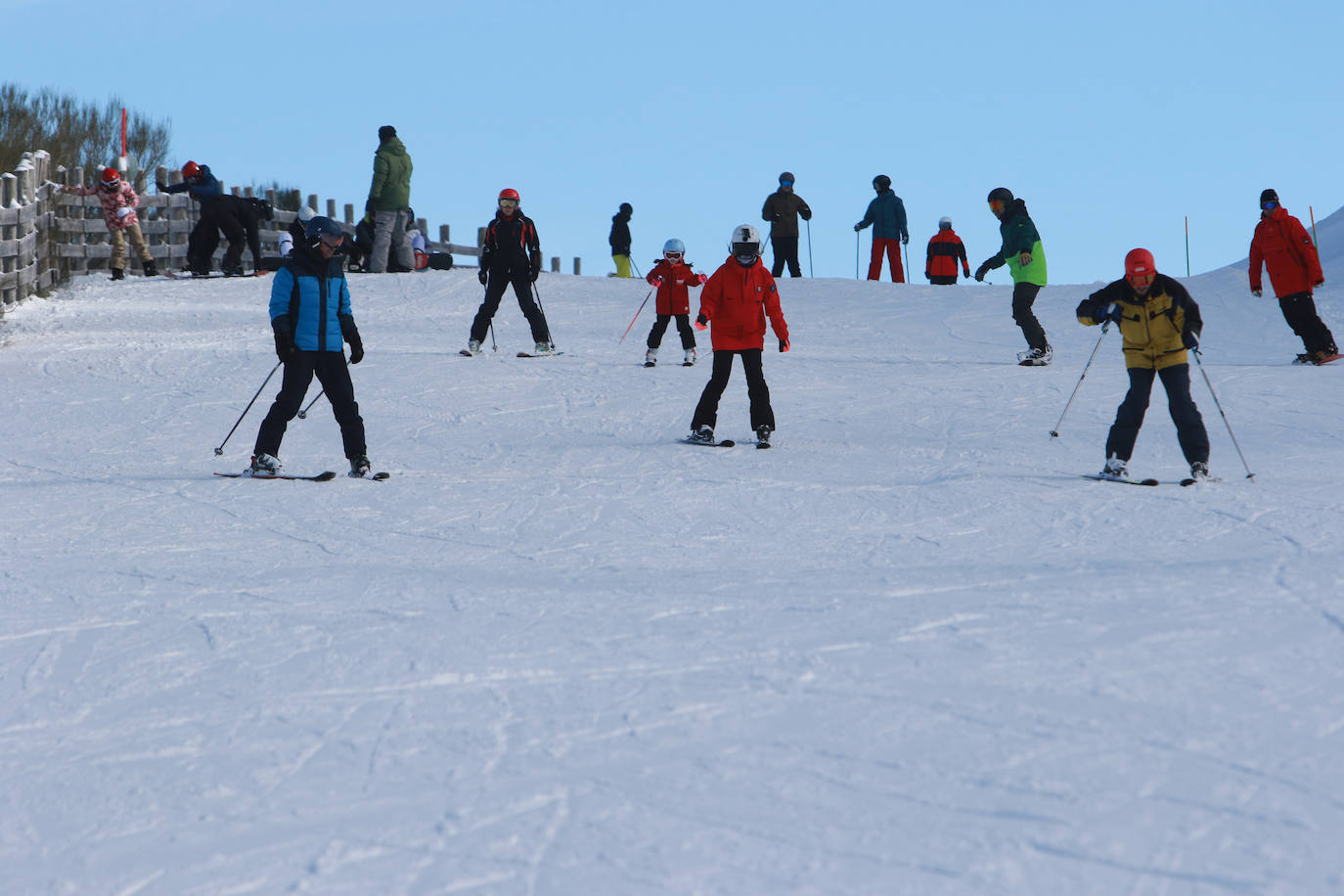 Fotos: Fuentes de Invierno se llena de esquiadores para disfrutar de la nieve