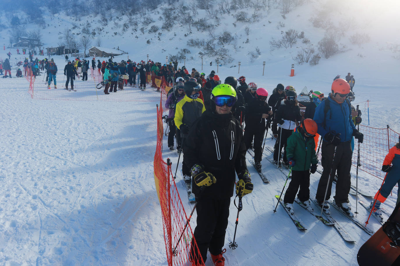 Fotos: Fuentes de Invierno se llena de esquiadores para disfrutar de la nieve