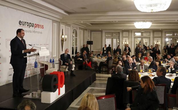 El presidente del Principado de Asturias, Adrián Barbón, ha protagonizado un desayuno informativo este lunes en Madrid.