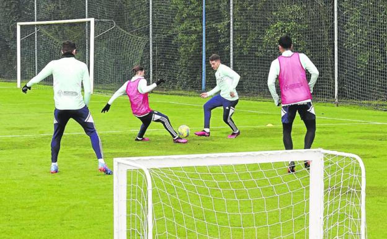 Marcelo flores y Manu Vallejo disputan un balón en el entrenamiento de ayer en El Requexón. 