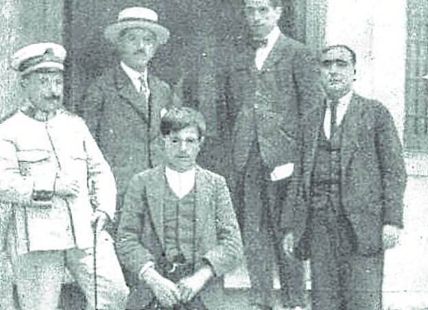 José García, con las autoridades, tras su arresto, en 1920.
