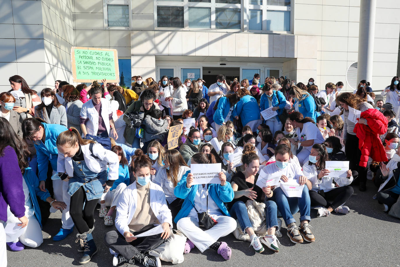 Fotos: Las enfermeras de Gijón protestan por la «precariedad del sector»