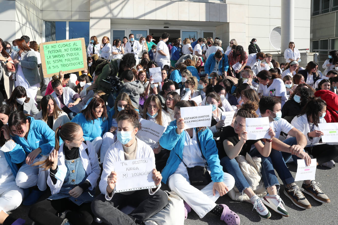 Fotos: Las enfermeras de Gijón protestan por la «precariedad del sector»