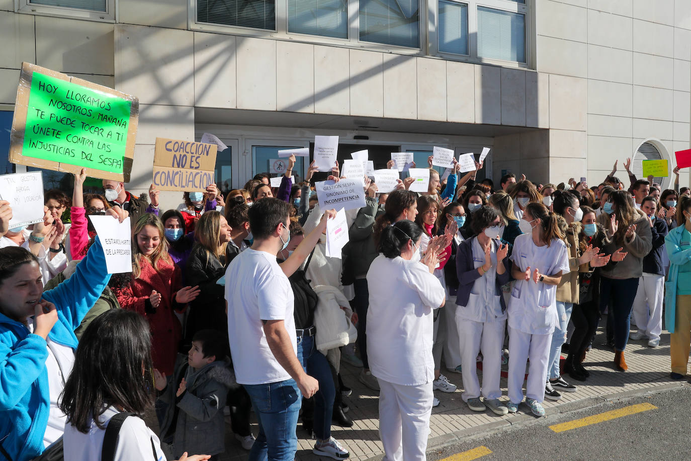 Fotos: Las enfermeras de Gijón protestan por la «precariedad del sector»