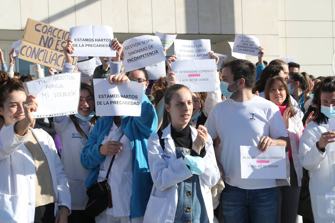 Fotos: Las enfermeras de Gijón protestan por la «precariedad del sector»