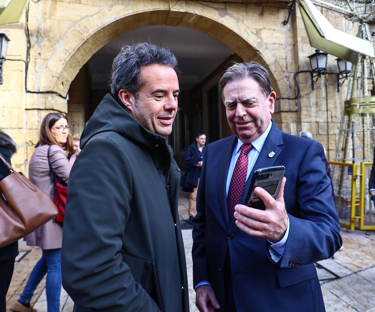 El líder de Ciudadanos, Nacho Cuesta, observa algo en la pantalla del móvil del alcalde, Alfredo Canteli, en una imagen de archivo. 