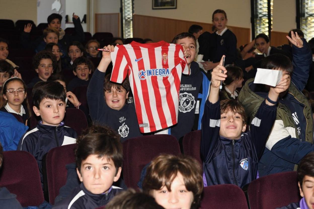 Algunos alumnos llevaron la camiseta para que se la firmaran. 