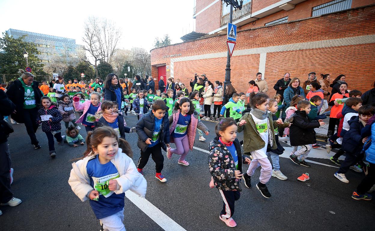 Alumnos en la carrera solidaria. 