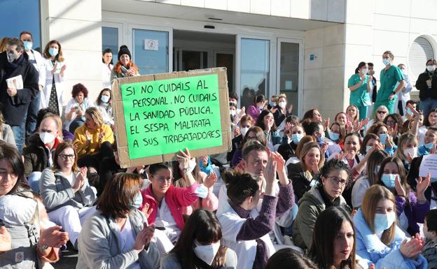 Un centenar de enfermeras protagonizaron una sentada a la puerta del Hospital de Cabueñes.