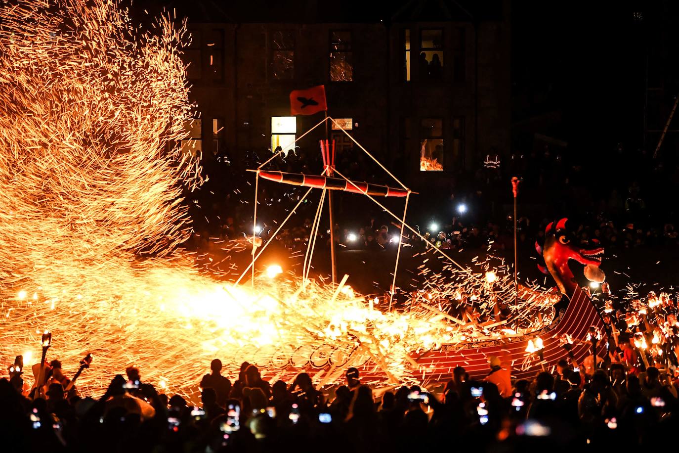 Fotos: Los vikingos desfilan por las calles de Escocia