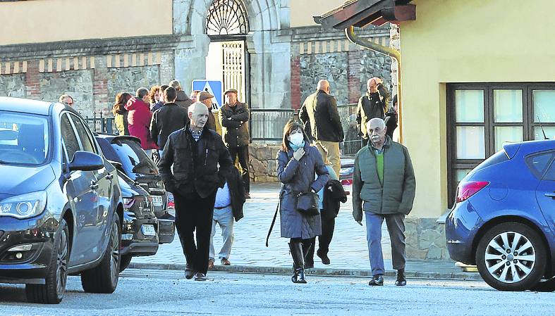 Decenas de personas se acercaron al tanatorio a dar el pésame. p. nosti