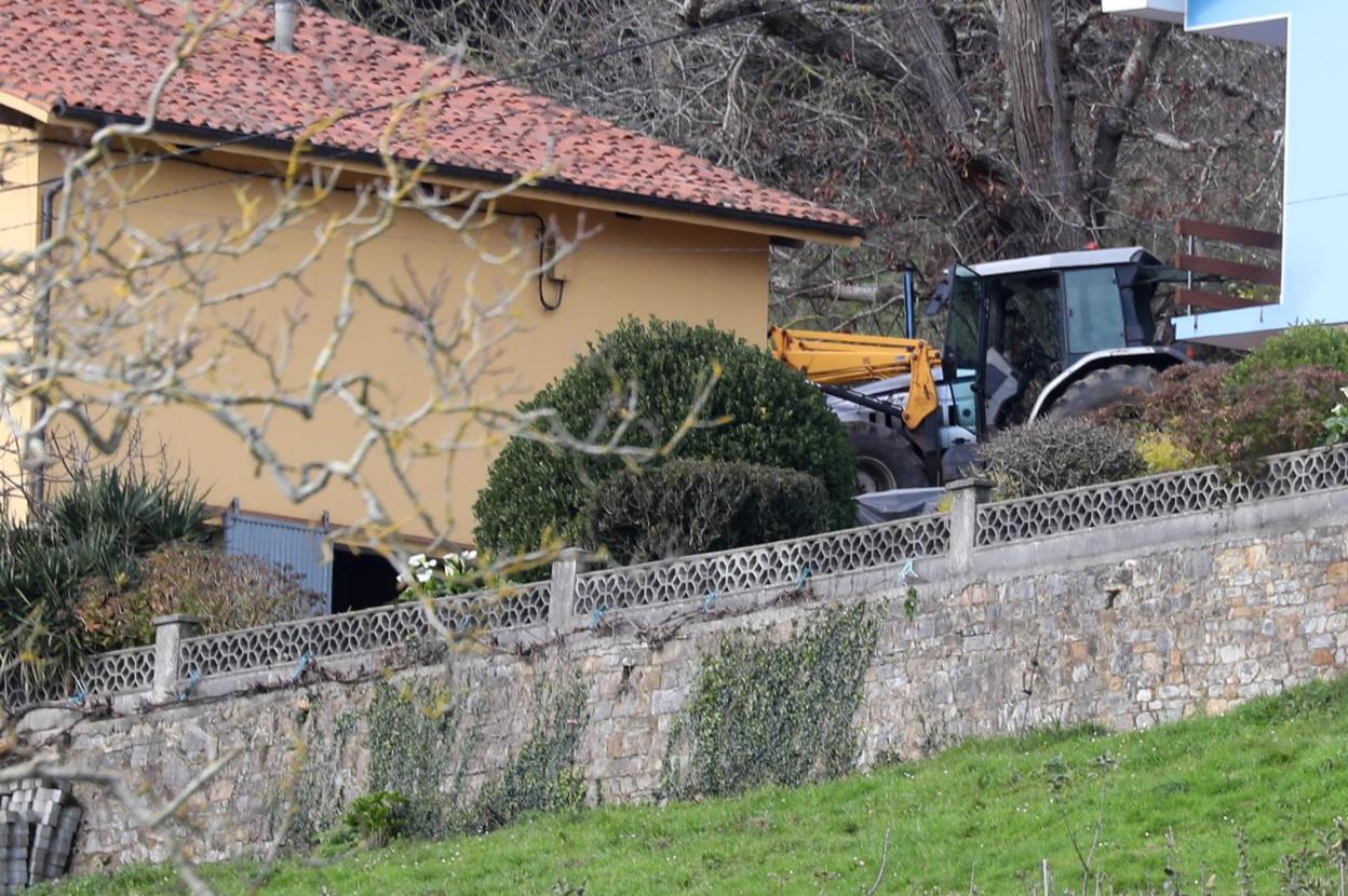 Con la ayuda de un tractor más grande, se pudo remolcar el vehículo siniestrado de la familia, de pequeñas dimensiones. 