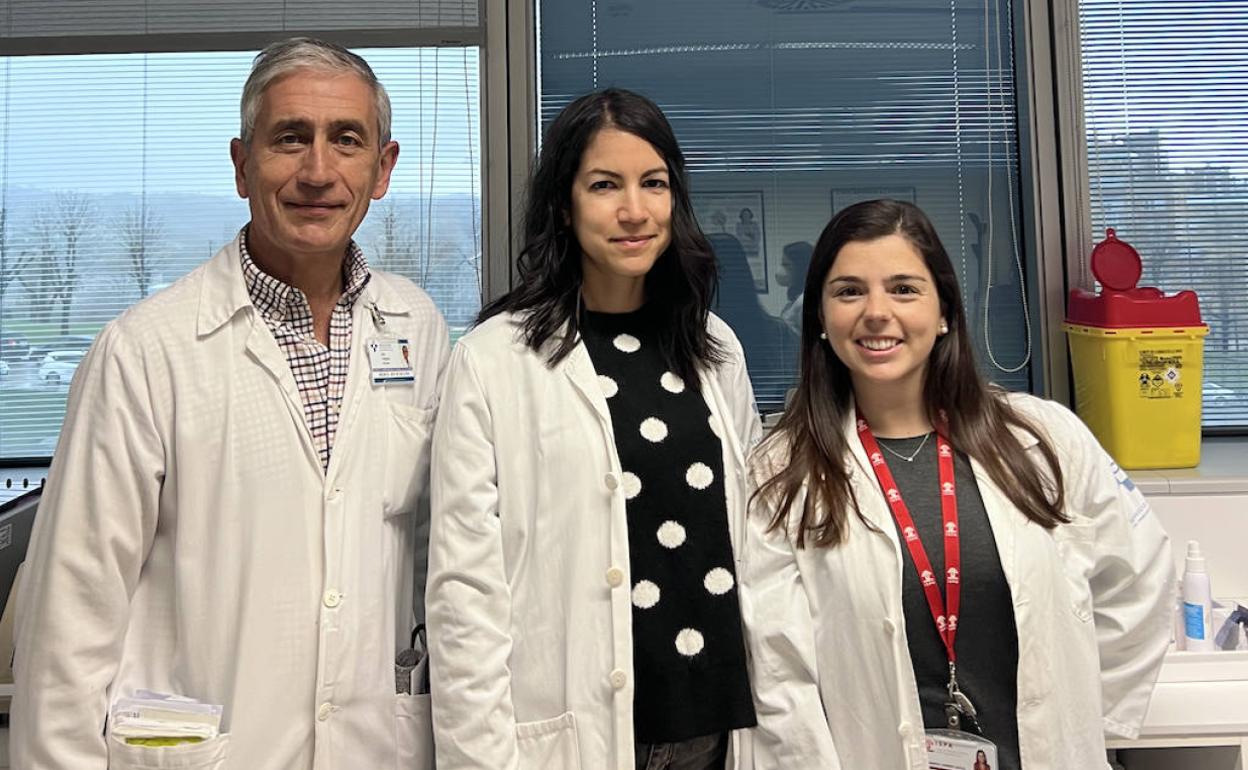 de izquierda a derecha, los doctores Elías Delgado, Jessica Ares y Carmen Lambert, todos ellos investigadores de la Universidad de Oviedo.