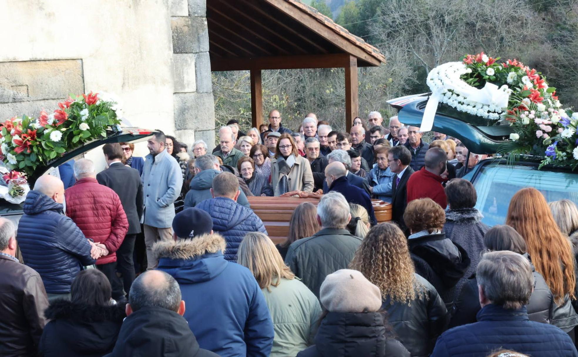 Cientos de personas acudieron a dar el último adiós de Javier Estrada y María Luisa Sariego.