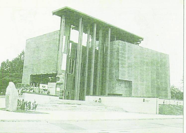 El Pabellón de la Expo, con el oso, ya desaparecido.