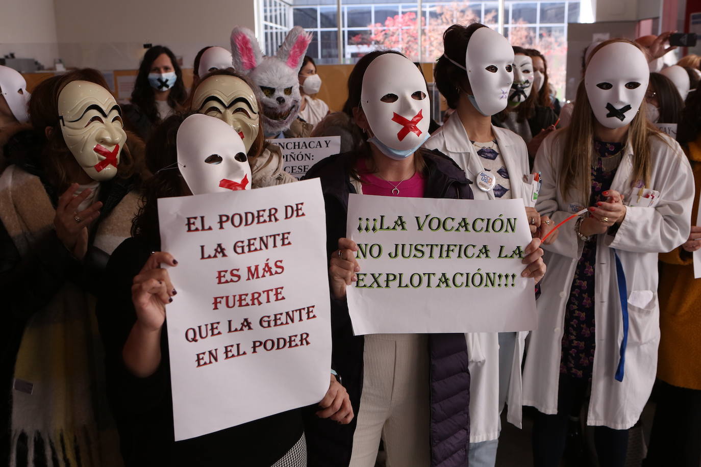 Fotos: Crece el malestar entre el personal del HUCA: «Nuestros derechos no son privilegios»
