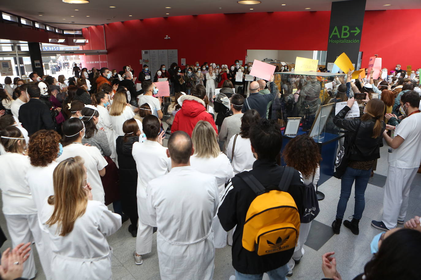 Fotos: Crece el malestar entre el personal del HUCA: «Nuestros derechos no son privilegios»