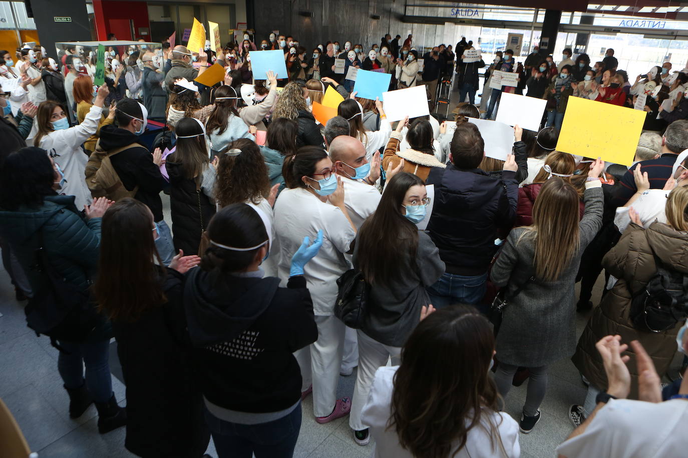 Fotos: Crece el malestar entre el personal del HUCA: «Nuestros derechos no son privilegios»