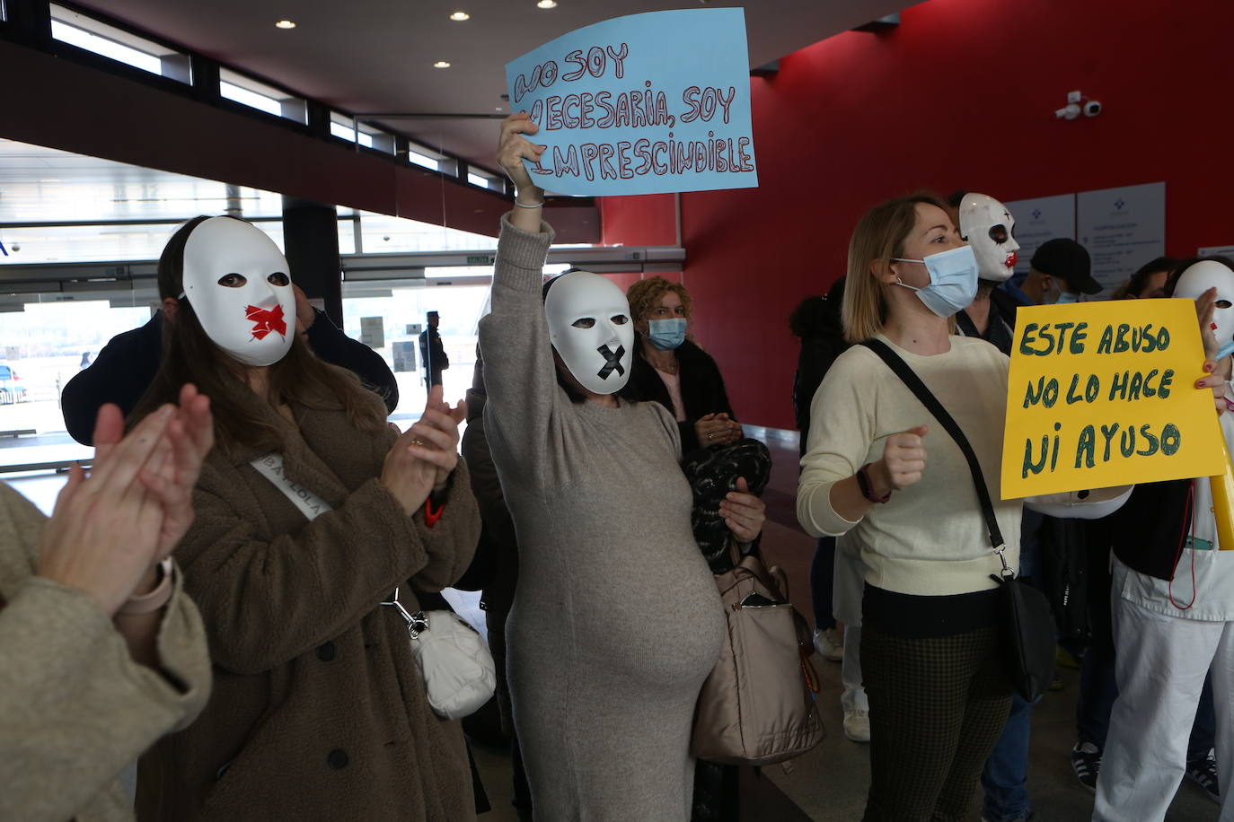 Fotos: Crece el malestar entre el personal del HUCA: «Nuestros derechos no son privilegios»