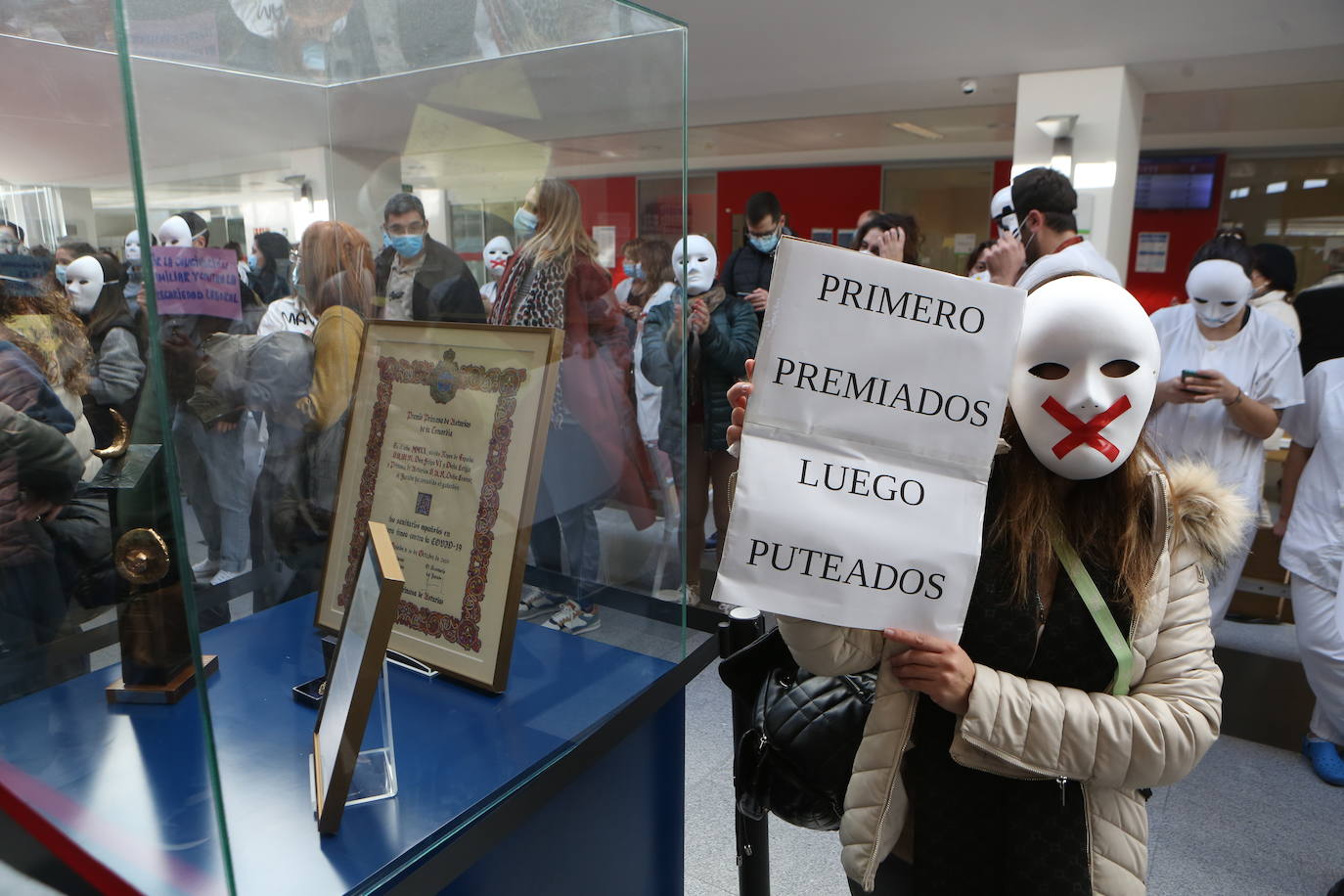 Fotos: Crece el malestar entre el personal del HUCA: «Nuestros derechos no son privilegios»