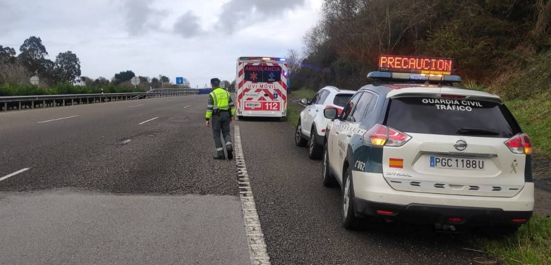 Hasta el lugar se desplazaron agentes de la Guardia Civil y una UVI Móvil. 