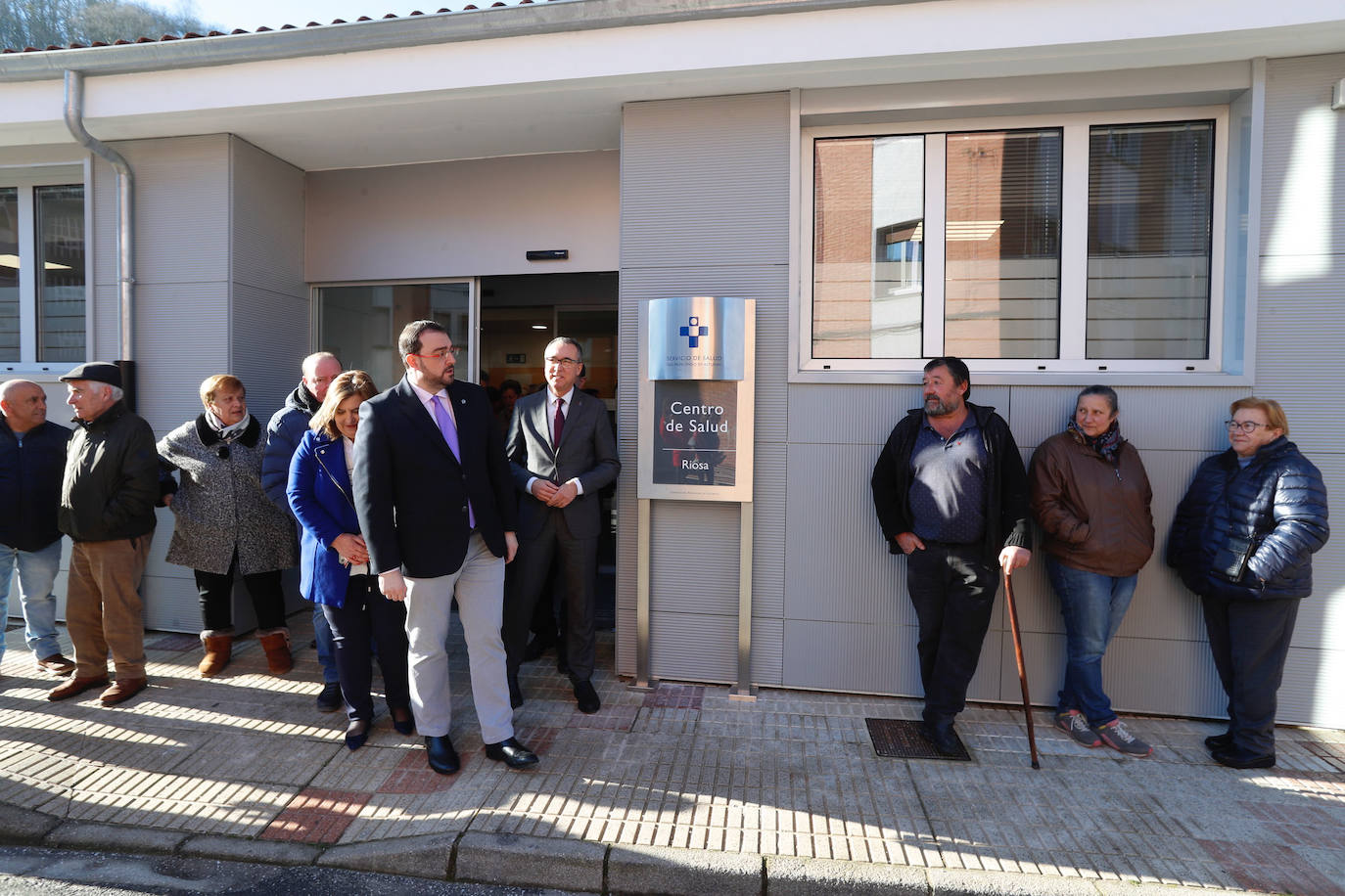 Adrián Barbón, durante su visita al consultorio local de La Vega, en Riosa. 