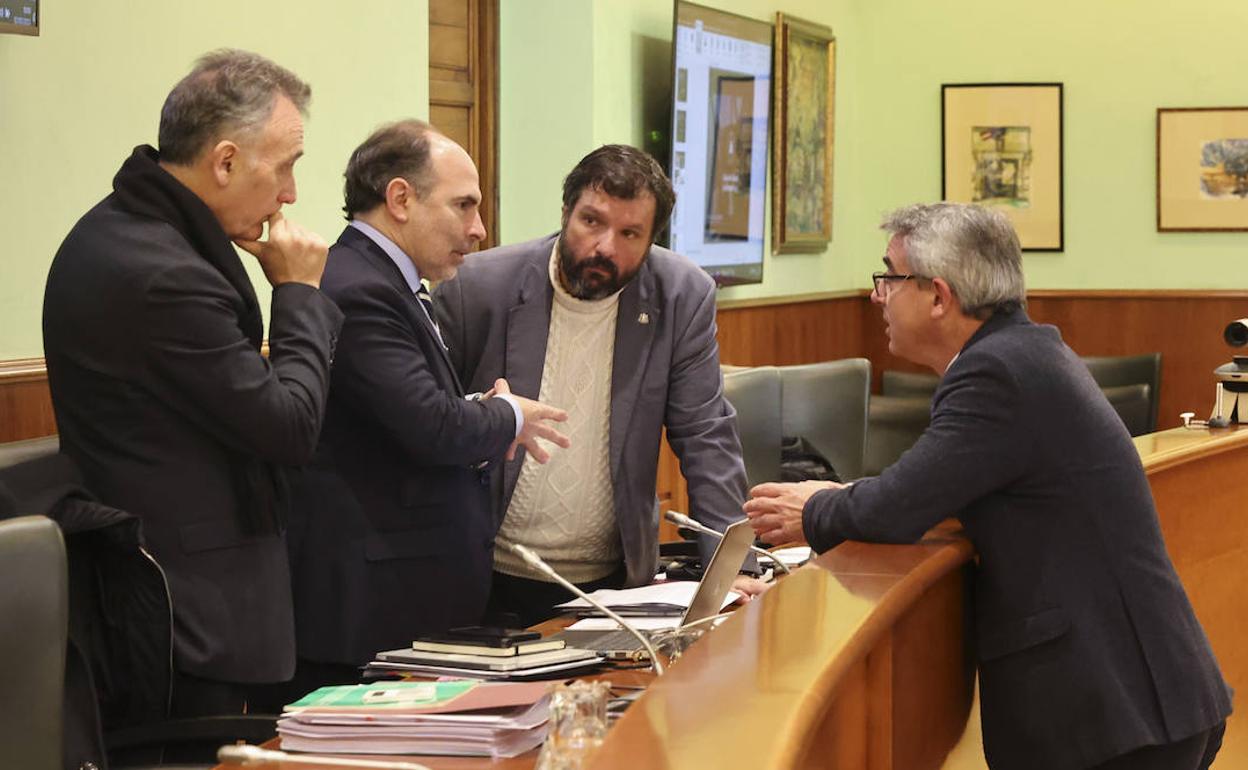 Ignacio Villaverde, ayer, antes de la reunión del Consejo de Gobierno. 