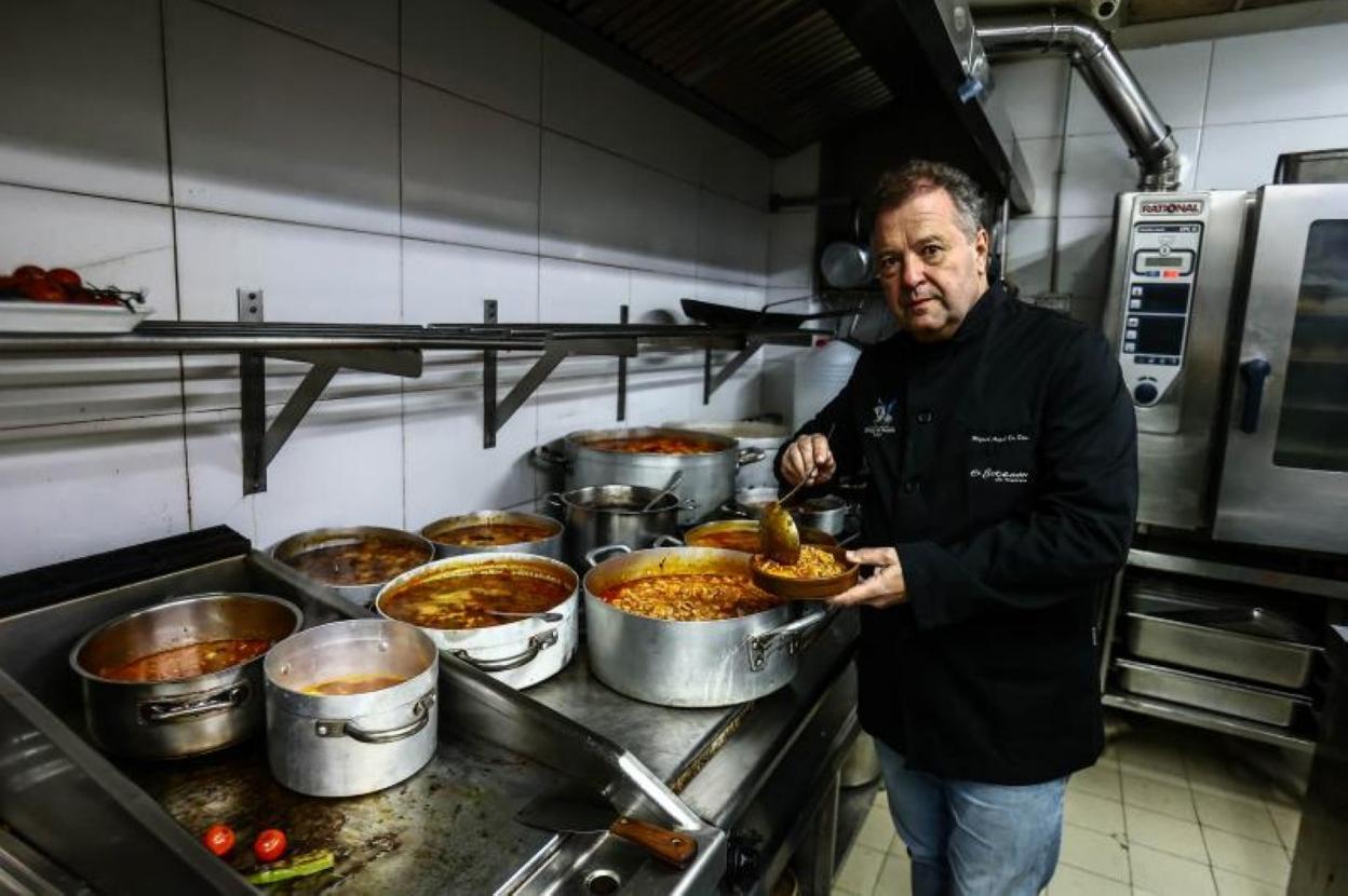 Miguel Ángel de Dios, en la cocina del popular establecimiento ovetense. 