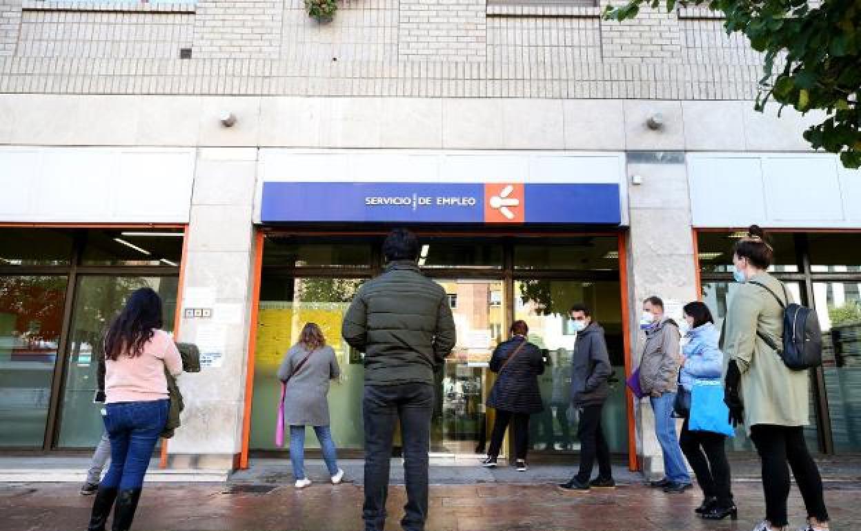 Ciudadanos, ante una oficina del Sepe ubicada en Oviedo. 
