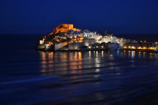 4. Peñíscola, Castellón. Es una ciudad destacada por el imponente castillo amurallado situado sobre un peñón a orillas del mar. El Papa Benedicto XIII, apodado Papa Luna, lo eligió para recluirse y luchar por la unidad de la Iglesia Católica. En primavera y verano este recinto amurallado acoge un festival de cine de comedia española y un festival de música antigua y barroca.Uno de sus grandes atractivos son sus playas, especialmente Playa Norte y su clima privilegiado.