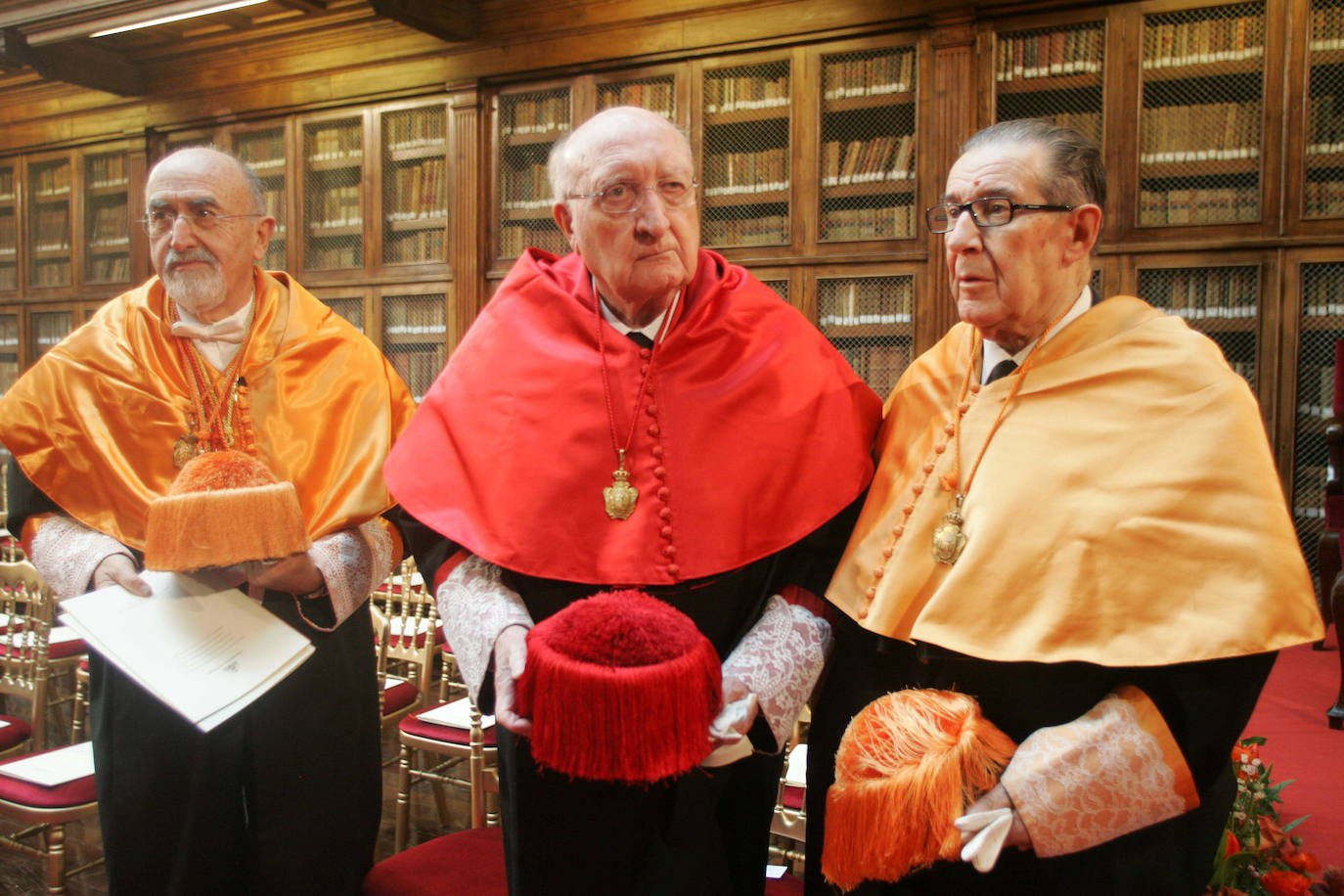 2012 - Alvaro Cuervo, Aurelio Menéndez y Juan Velarde en el acto de investidura como doctor honoris causa por la Universidad de Oviedo al empresario asturiano José Cosmen Adelaida. 