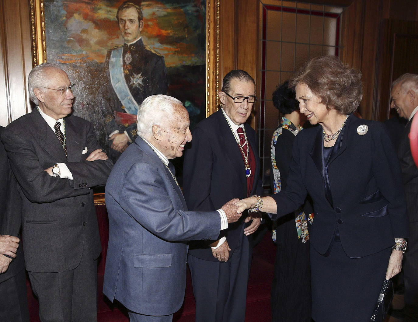 2013 - La reina Sofía saluda a Manuel Jiménez de Parga (2i), ante Juan Velarde Fuertes (4d), a su llegada al acto de homenaje al miembro de la Institución Juan Antonio Carrillo Sancedo. 