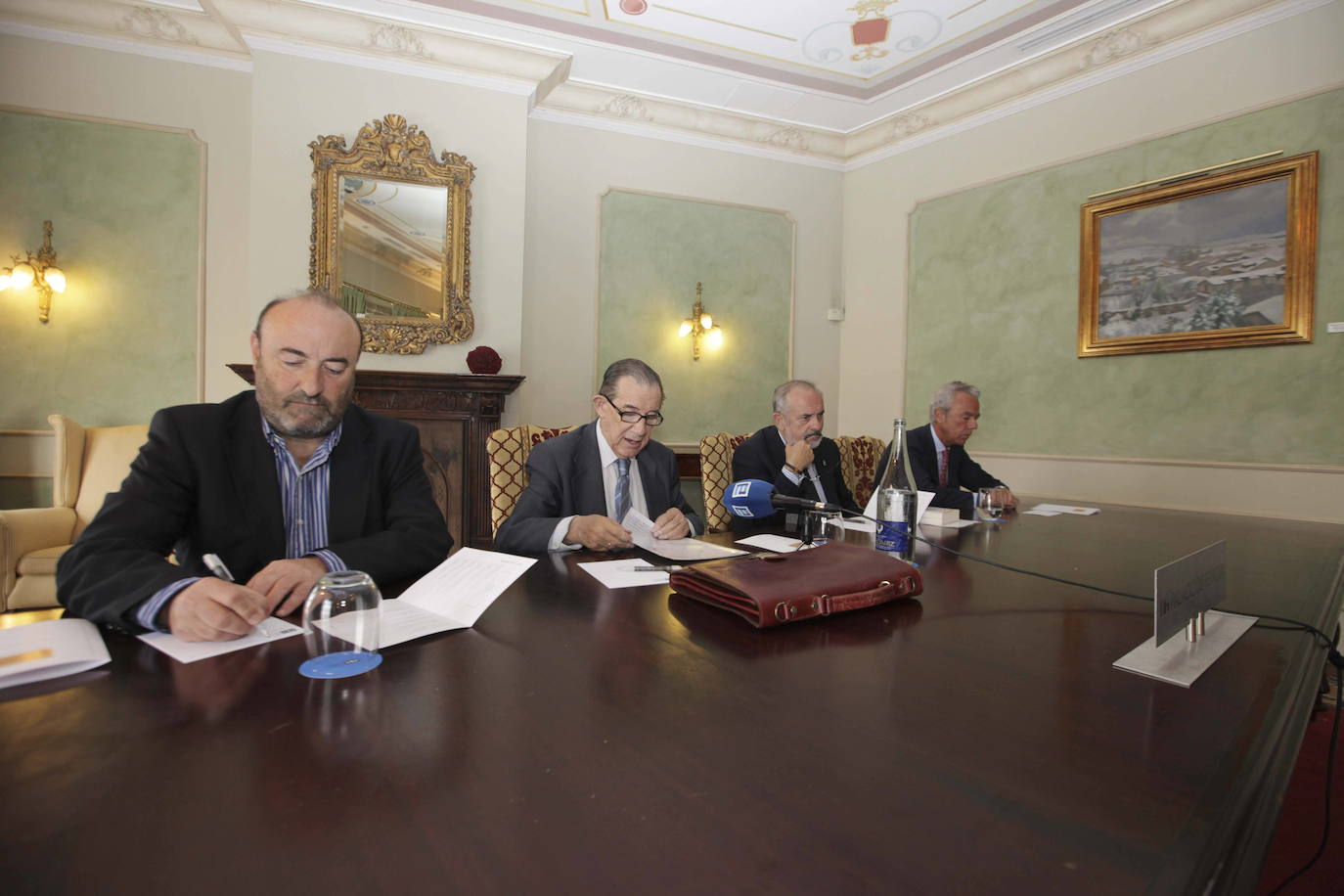 2014 - Pedro García, Juan Velarde Fuertes, Emilio de Diego y Raimundo Abando en la presentación de los cursos de verano de La Granda. 